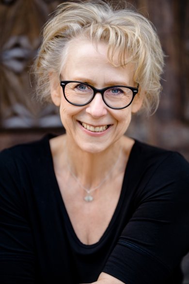 Elke Pistor reads from her brand new Christmas thriller. A portrait by Elke Pistor.