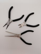 Three different pliers to borrow!