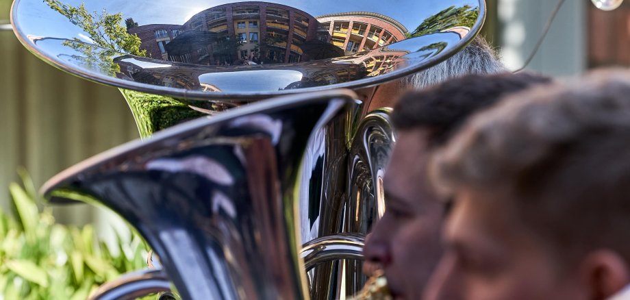 Tuba-Spieler im Blasorchester