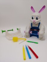 Ein Osterhase der das Ei fixiert, um somit unkompliziert seine Ostereier zu gestalten!