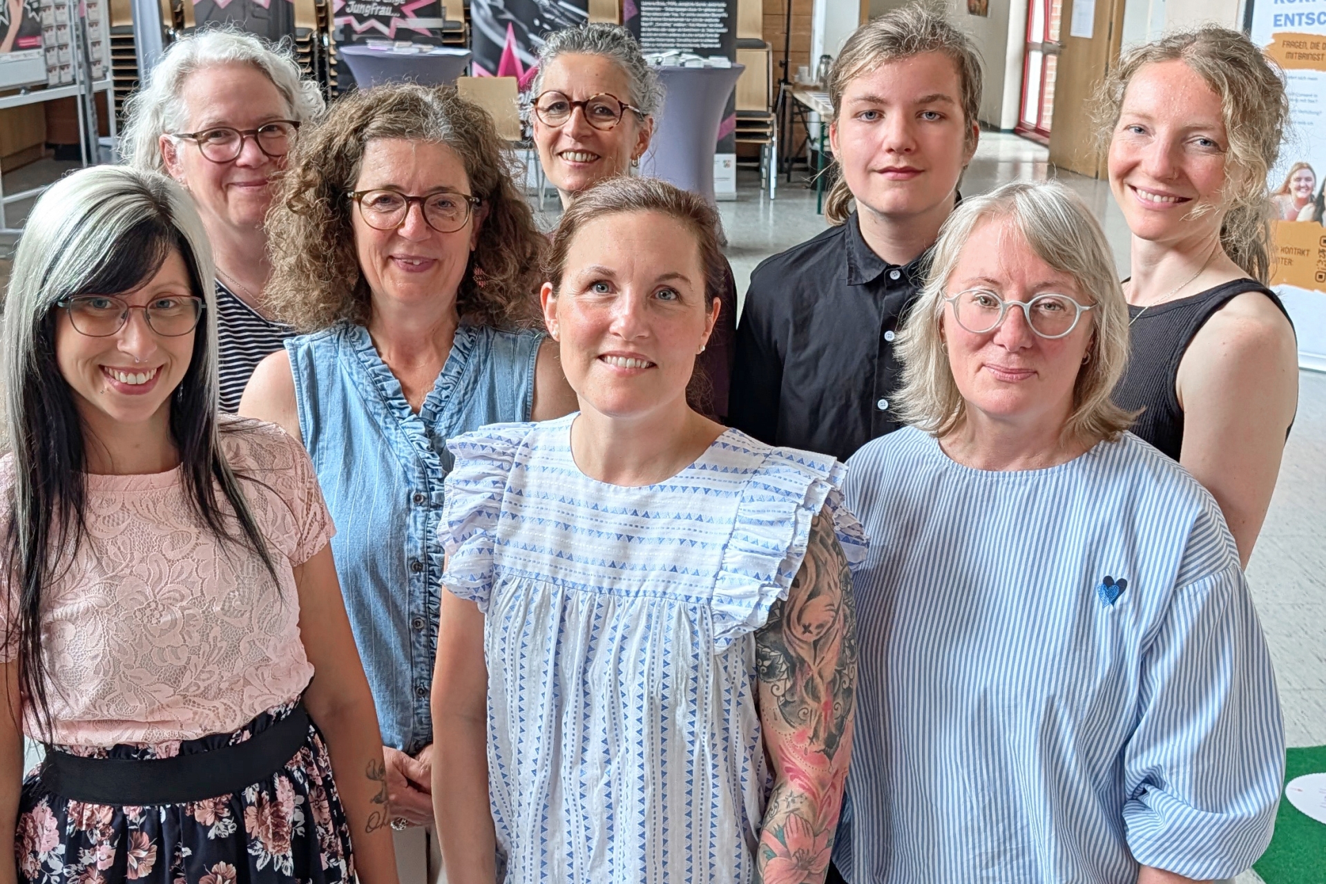 v. l. Jenny Riegel (Präventionsstelle gegen sexualisierte Gewalt an Kindern und Jugendlichen | Stadt Hilden), Rahel Kafka (Fachbereich Frauenberatung | SKFM Mettmann e.V.), Karen Holle (Fachbereich Schwangerschaftskonfliktberatung | donum vitae e.V. Kreis Mettmann), Mirijam Bergfeld (Fachbereich Frauenberatung | SKFM Mettmann e.V.), Carolin Bachmann (Fachbereich Schwangerschaftskonfliktberatung | donum vitae e.V. Kreis Mettmann), Jean Julien Labes (Jugendparlament), Kirsten Max (Gleichstellungsbeauftragte | Stadt Hilden), Gianna Gardeweg (Jugendparlament | Stadt Hilden)