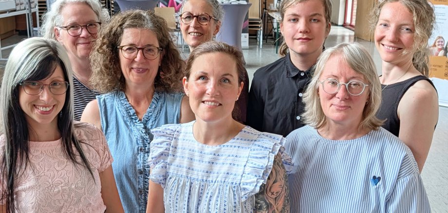 v. l. Jenny Riegel (Präventionsstelle gegen sexualisierte Gewalt an Kindern und Jugendlichen | Stadt Hilden), Rahel Kafka (Fachbereich Frauenberatung | SKFM Mettmann e.V.), Karen Holle (Fachbereich Schwangerschaftskonfliktberatung | donum vitae e.V. Kreis Mettmann), Mirijam Bergfeld (Fachbereich Frauenberatung | SKFM Mettmann e.V.), Carolin Bachmann (Fachbereich Schwangerschaftskonfliktberatung | donum vitae e.V. Kreis Mettmann), Jean Julien Labes (Jugendparlament), Kirsten Max (Gleichstellungsbeauftragte | Stadt Hilden), Gianna Gardeweg (Jugendparlament | Stadt Hilden)