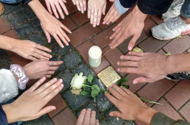 Stolperstein von Betty Schweriner mit vielen Händen