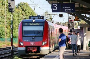 Einfahrende S-Bahn in Hilden